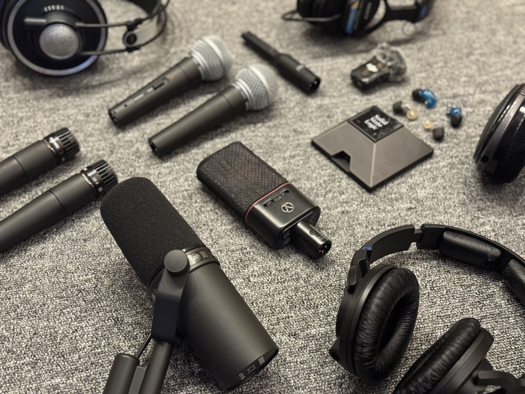 헤드폰과 마이크 장비 플랫레이