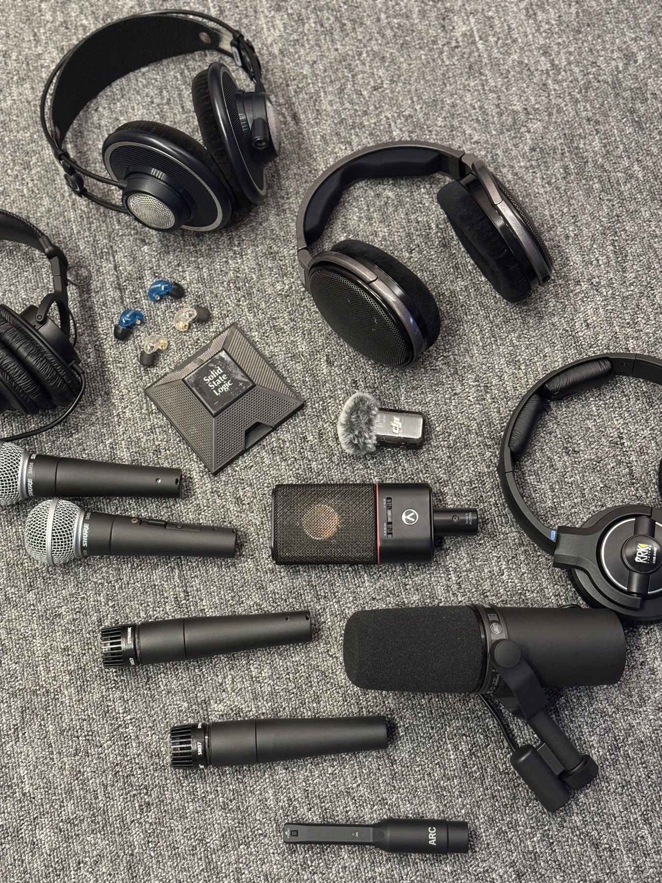 마이크와 헤드폰이 놓인 와이드 장비 플랫레이