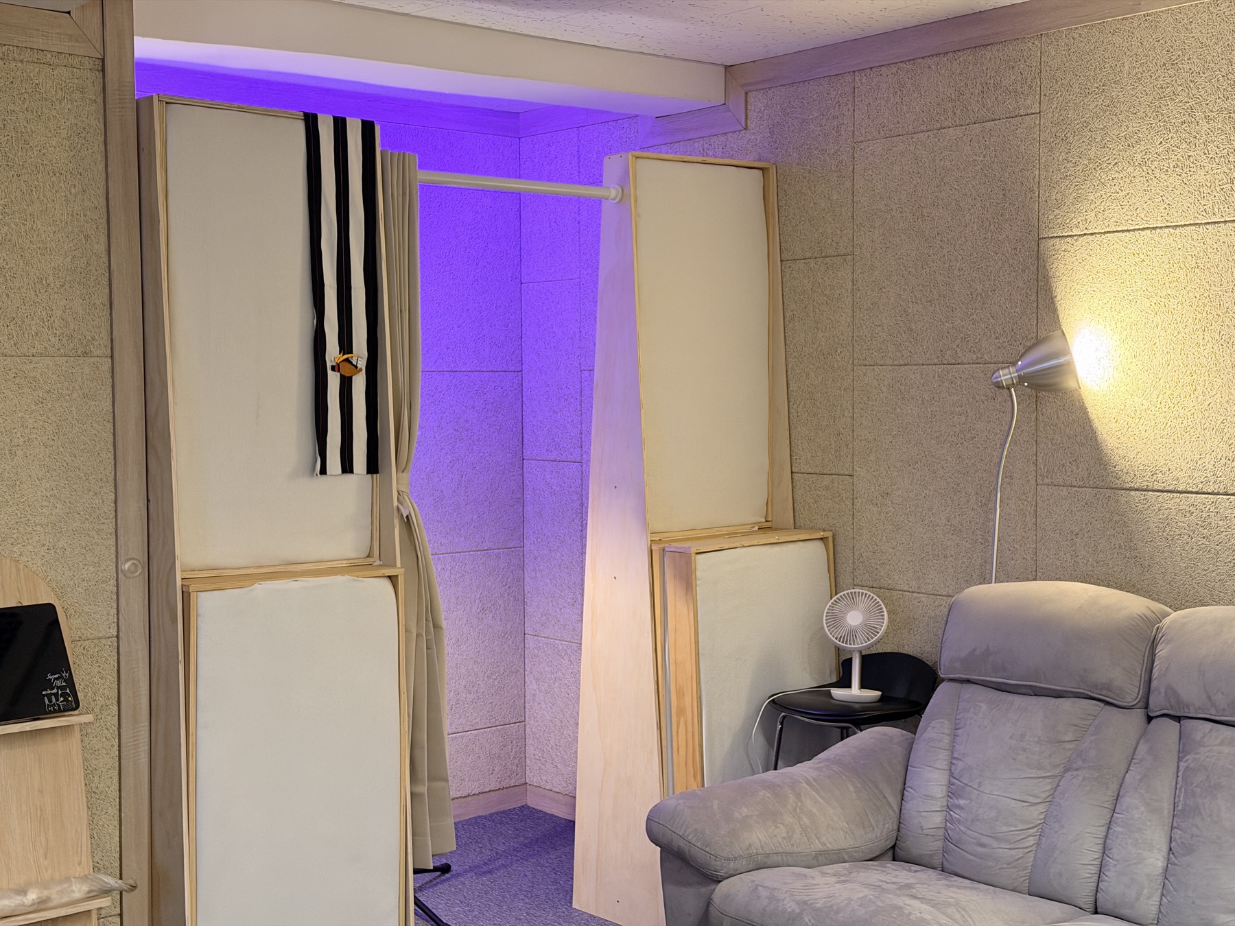 소파와 흡음 패널이 있는 라운지 코너