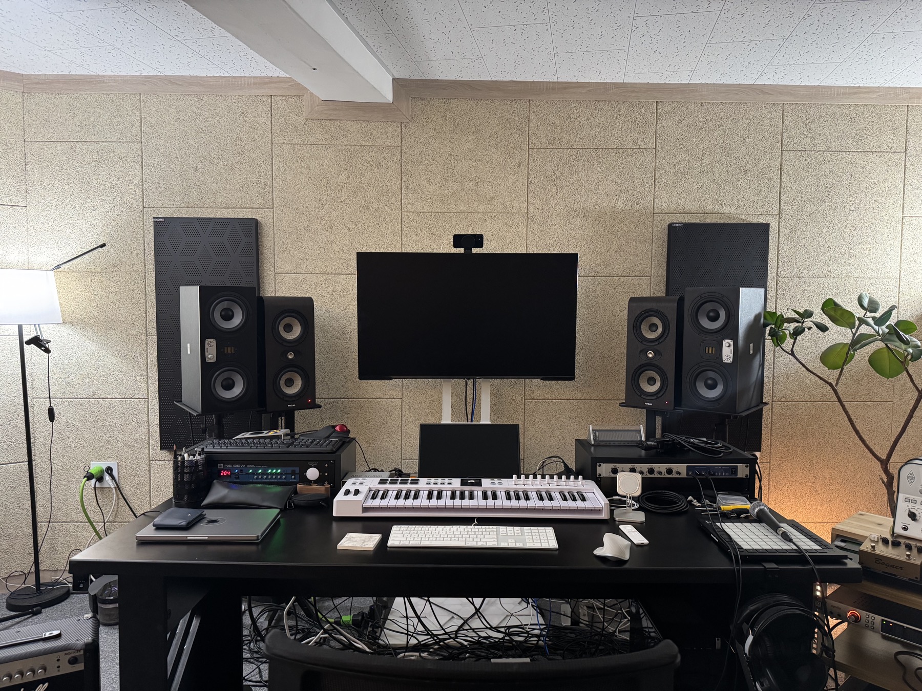 듀얼 모니터와 키보드가 놓인 메인 믹스 데스크