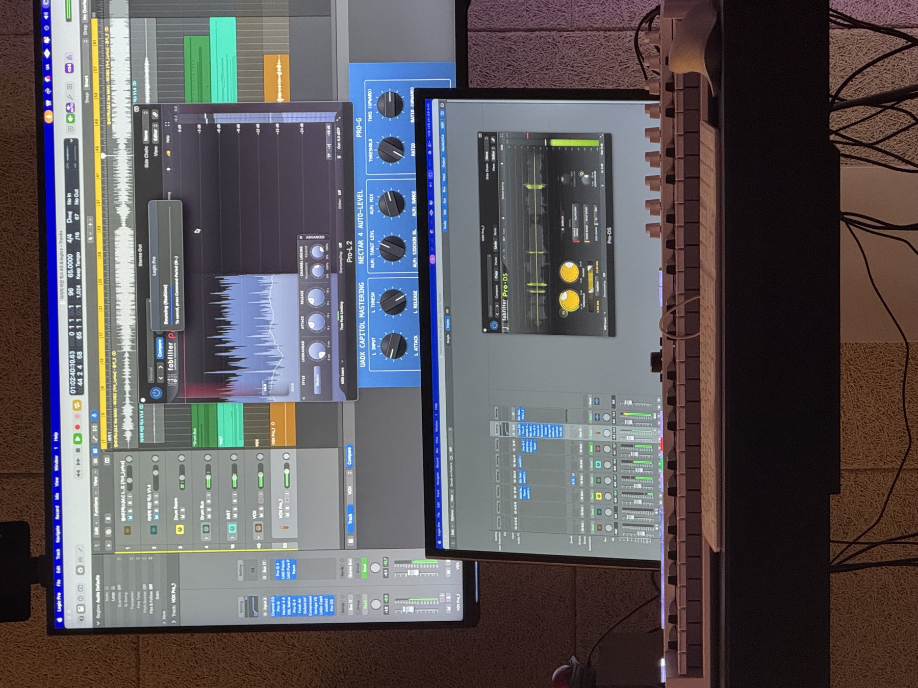 플러그인 화면이 보이는 모니터 디테일