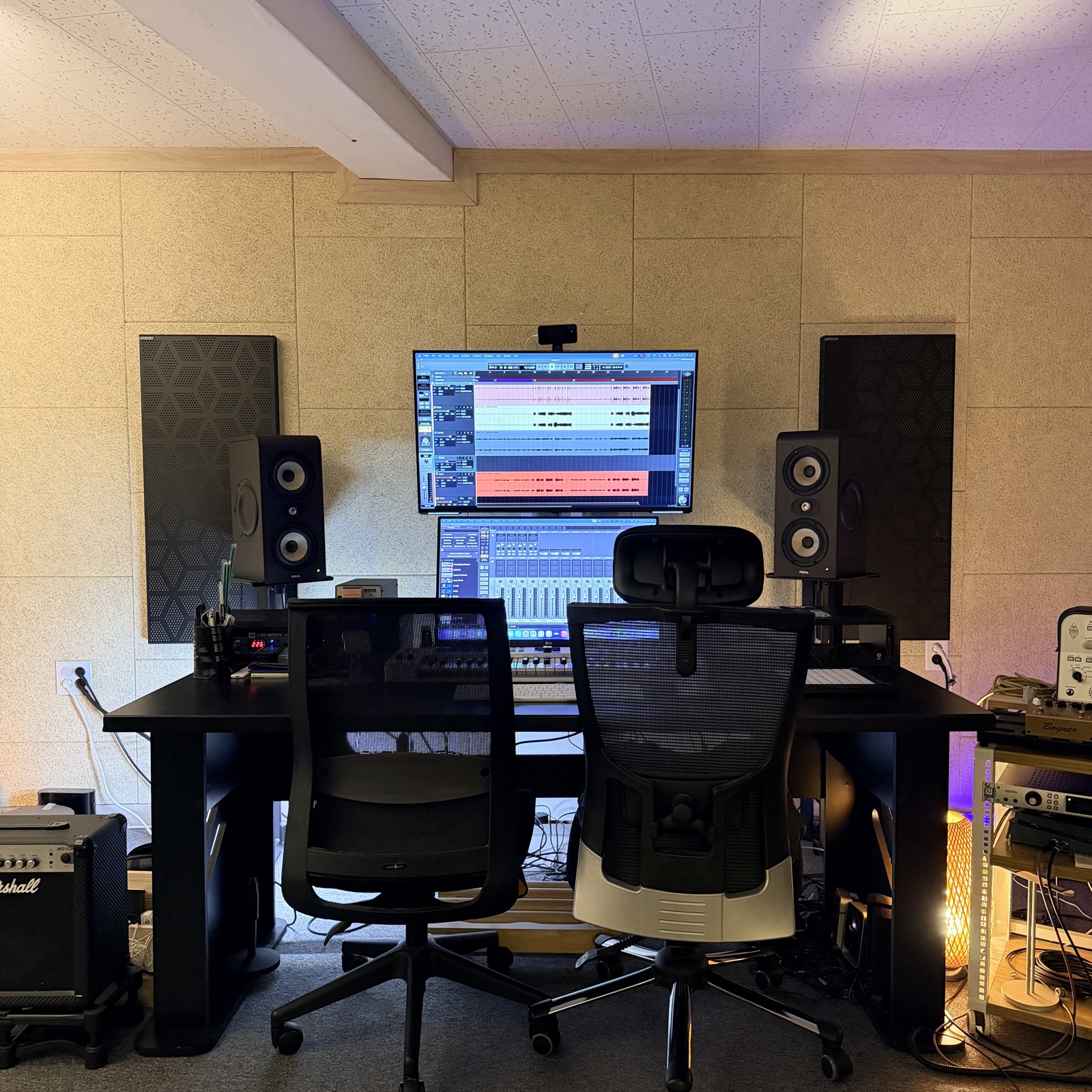 정면에서 바라본 MUUX 메인 작업 데스크와 모니터링 세팅