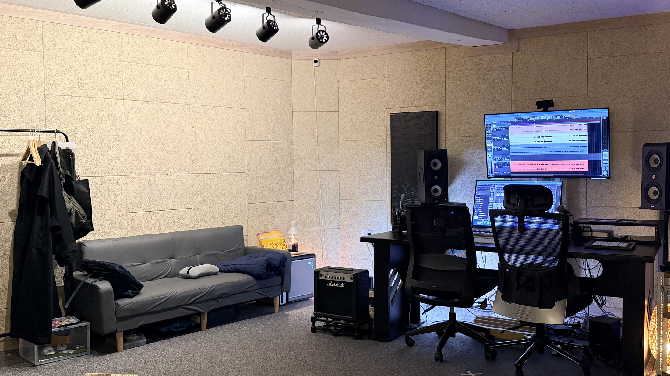 소파 라운지와 메인 작업 데스크가 한 화면에 보이는 MUUX 스튜디오 전경