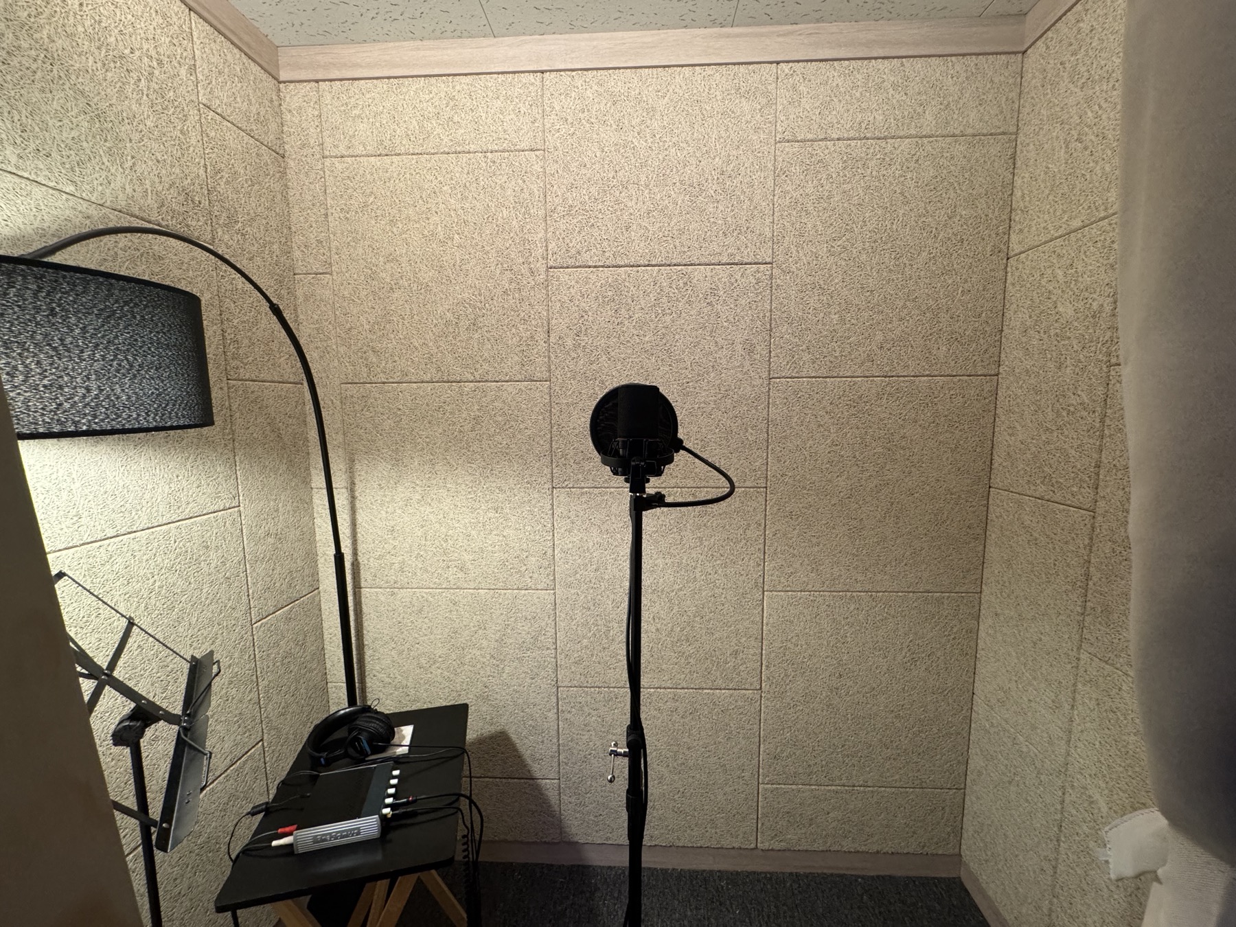 보컬 부스의 마이크와 어쿠스틱 패널